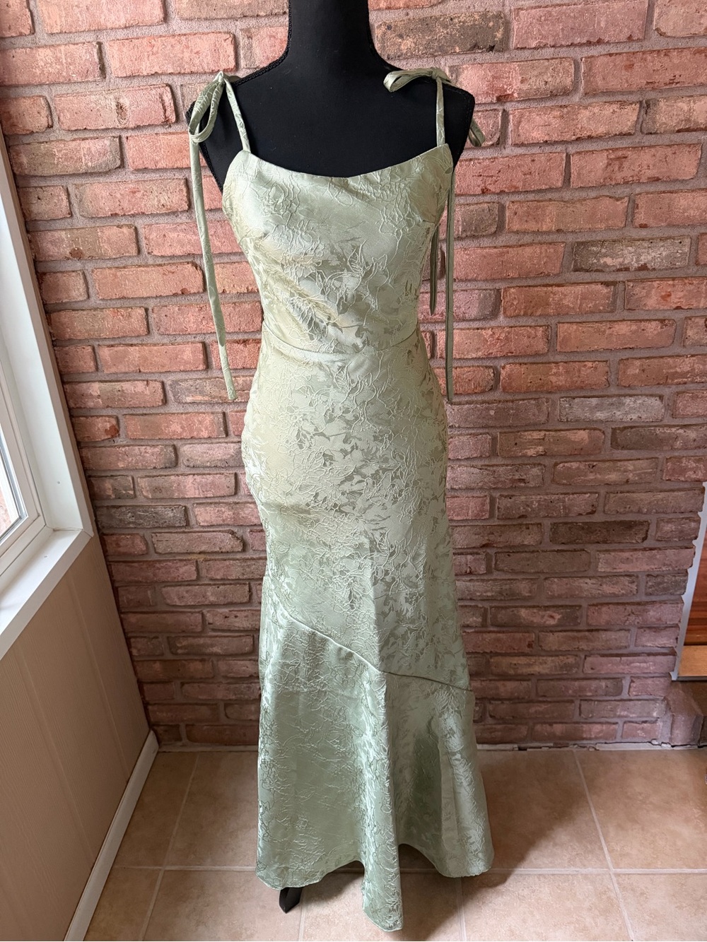 Elegant Sage Green Lace Evening Dress - Picture 2 of 13